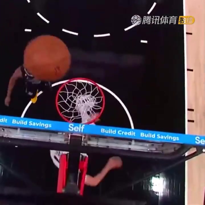 罕見一幕！努爾基奇拋投 球神奇停在籃板上沿 看呆凱爾登?。ㄅ瑺柣婕\）