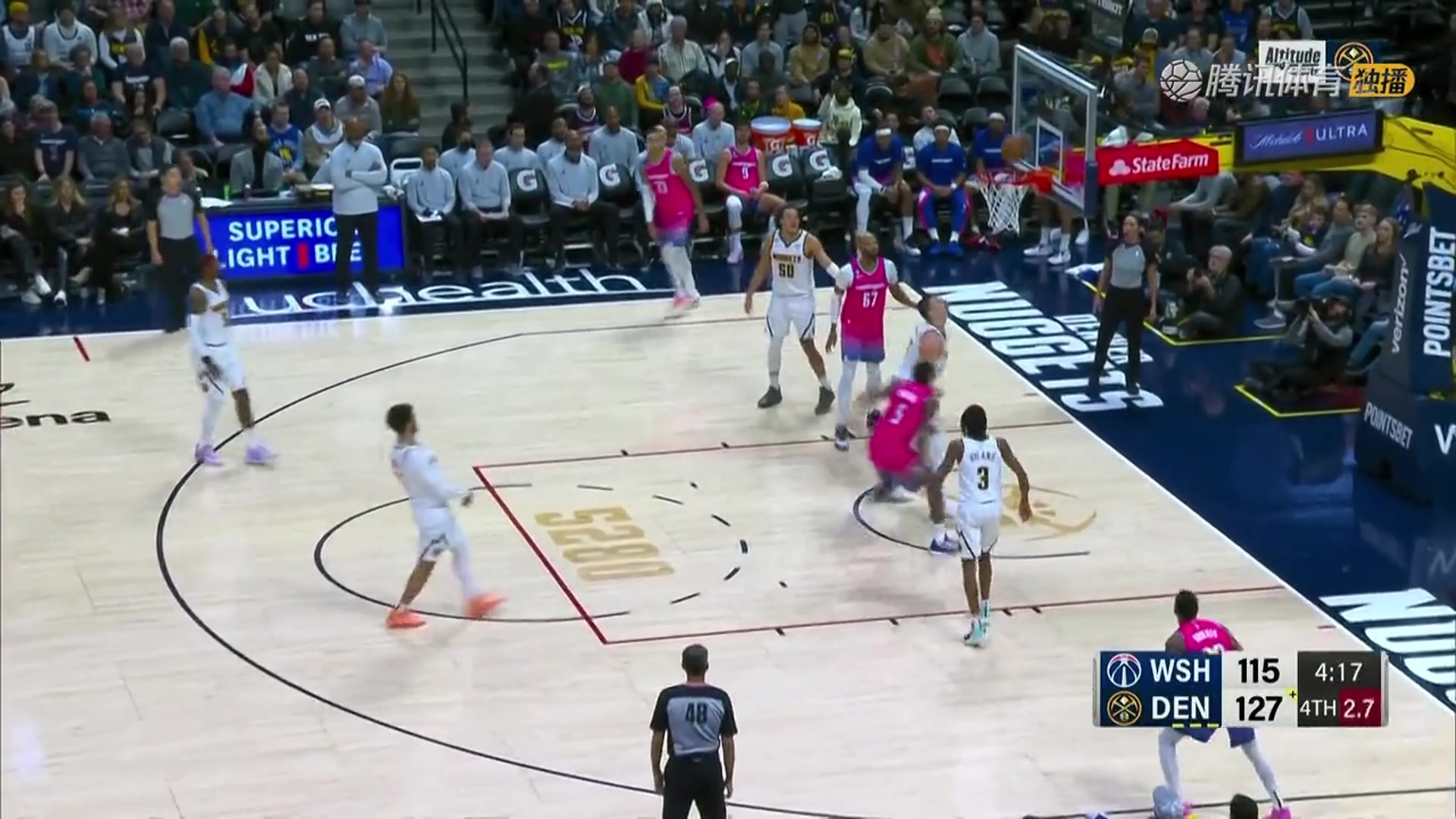 和我一隊(duì)沒(méi)這么厲害？巴頓在約基奇頭上搶到前場(chǎng)籃板霸氣補(bǔ)籃得手（約翰·巴頓）